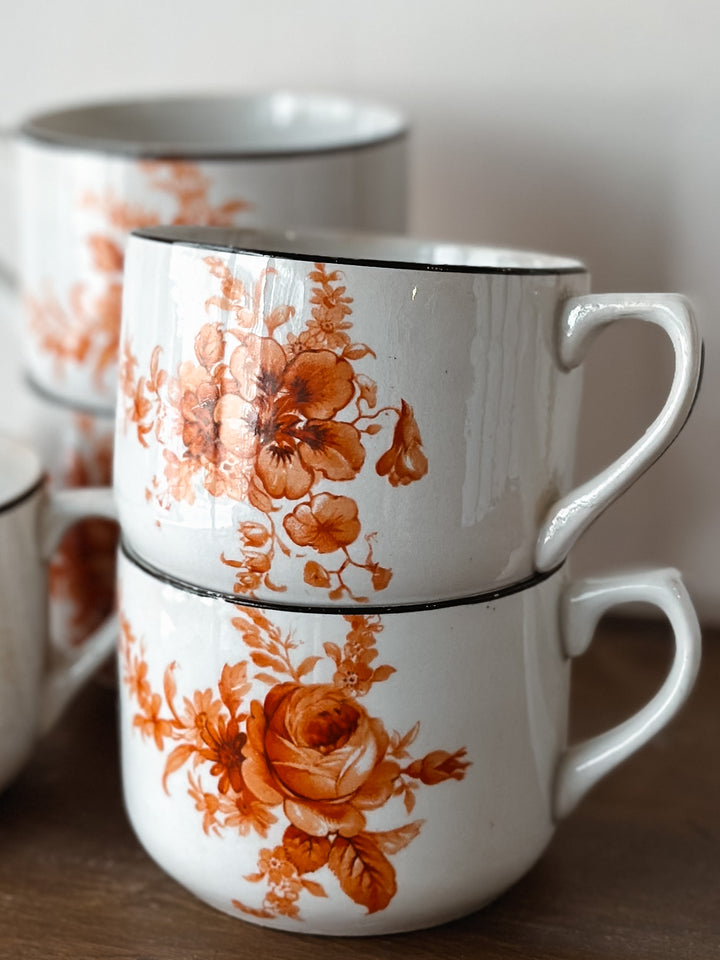 Tazas de café vintage con estampado floral naranja antiguo