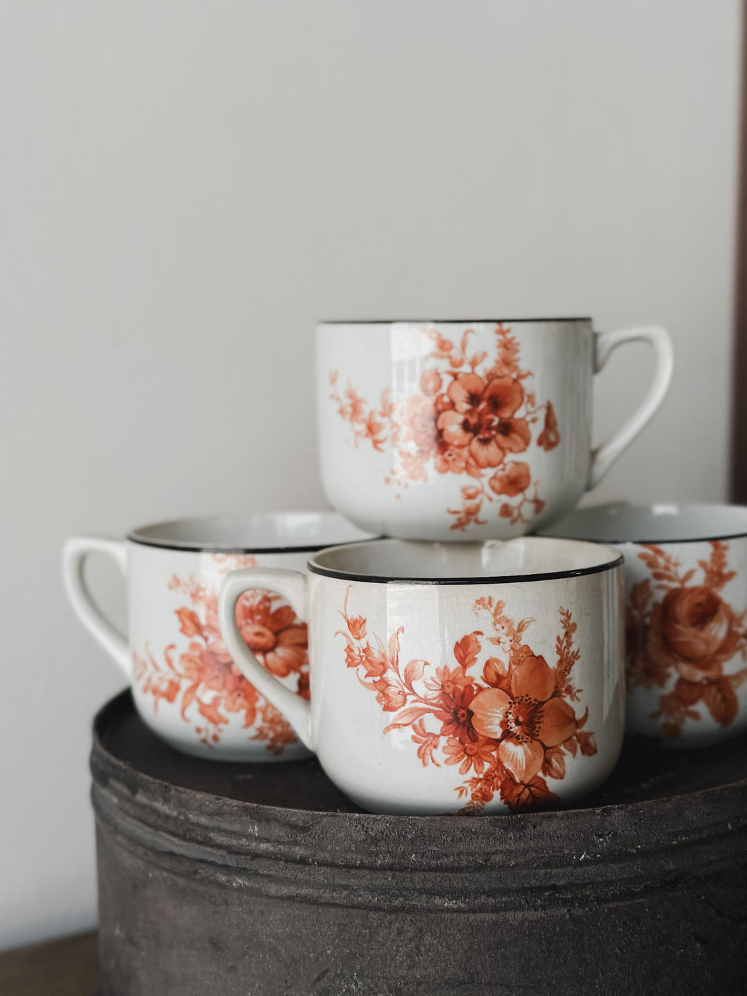 Tazas de café vintage con estampado floral naranja antiguo